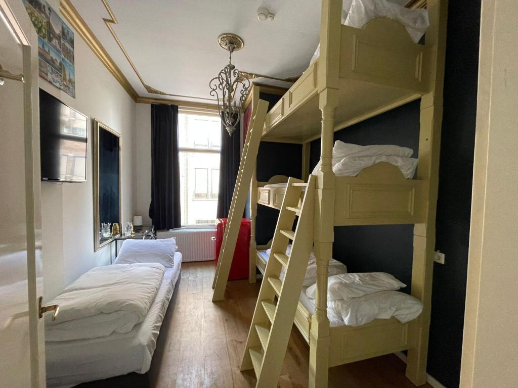 Amsterdam Rembrandt Square city center Hotel客房内的一张或多张床位