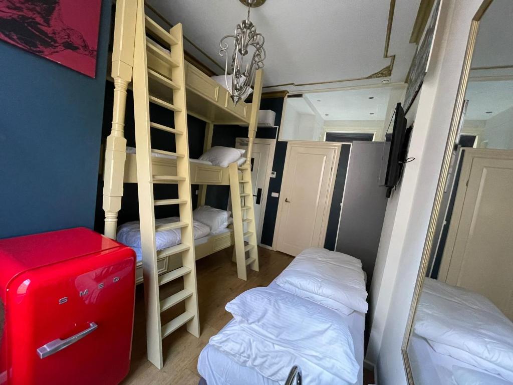 Amsterdam Rembrandt Square city center Hotel客房内的一张或多张床位