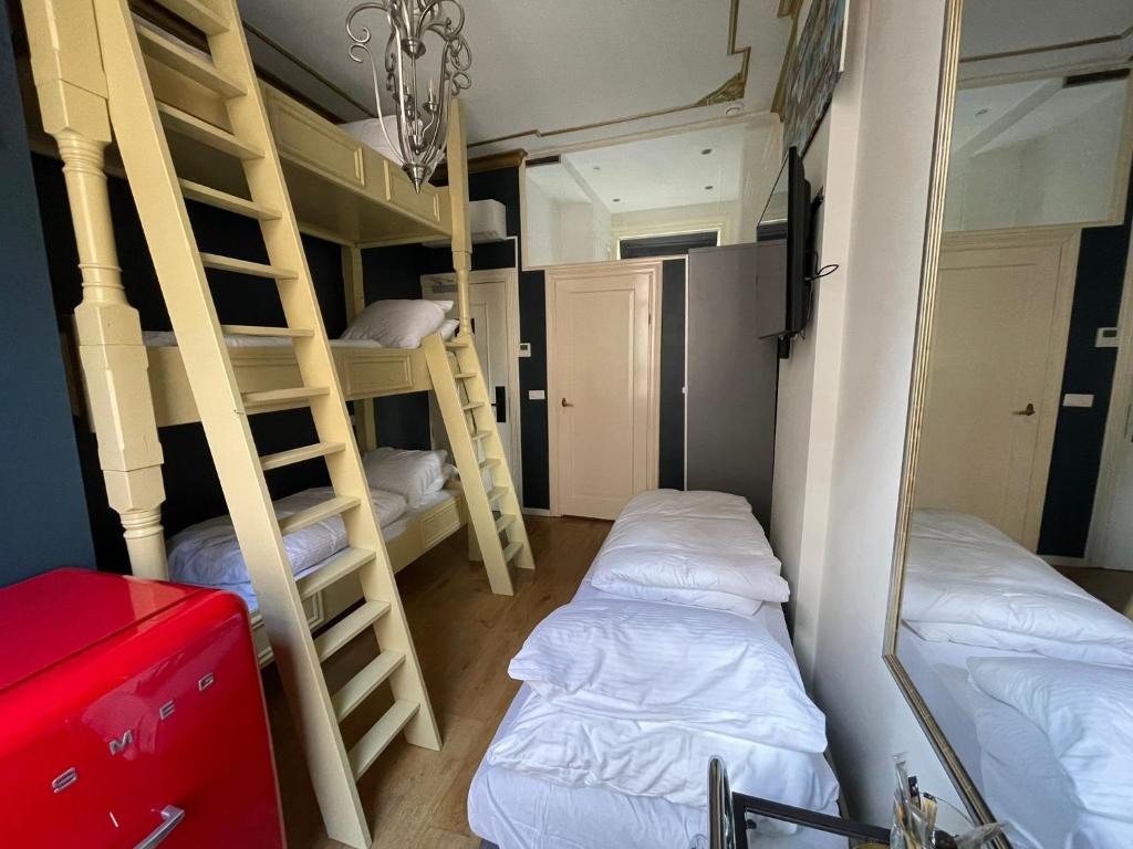 Amsterdam Rembrandt Square city center Hotel客房内的一张或多张床位