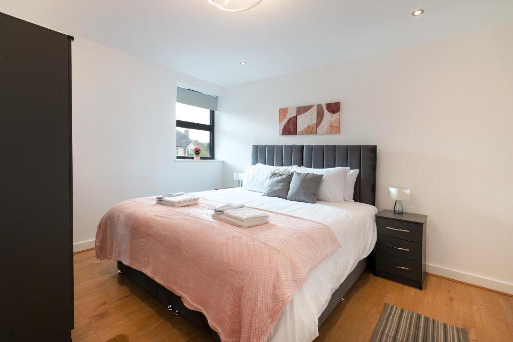 Modern Serviced One Bedroom Flat - Sleeps 4 - Near High Street & Train Station - CR5 London客房内的一张或多张床位