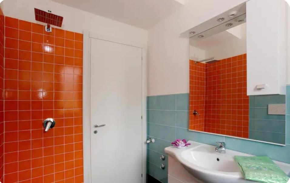 维克艾库塞索伦蒂娜苏拉佩尼索拉度假屋的一间带水槽和镜子的浴室
