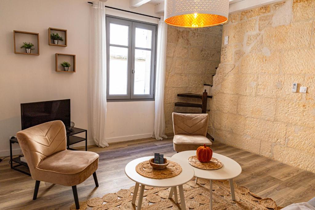 阿尔勒Mon voisin Van Gogh的客厅配有两把椅子和一张桌子