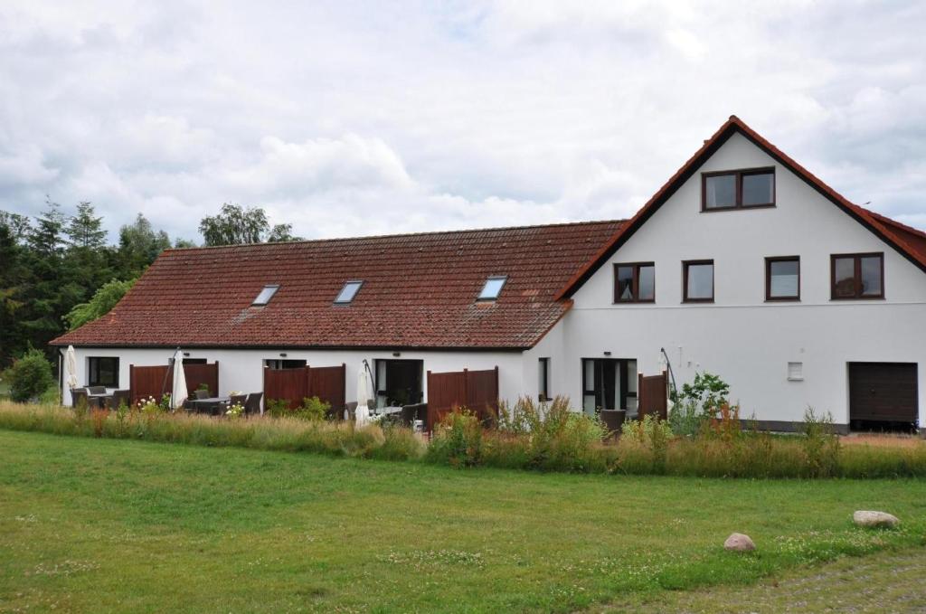 LütowFerienwohnung für vier Personen - b57603的白色房子,有红色屋顶