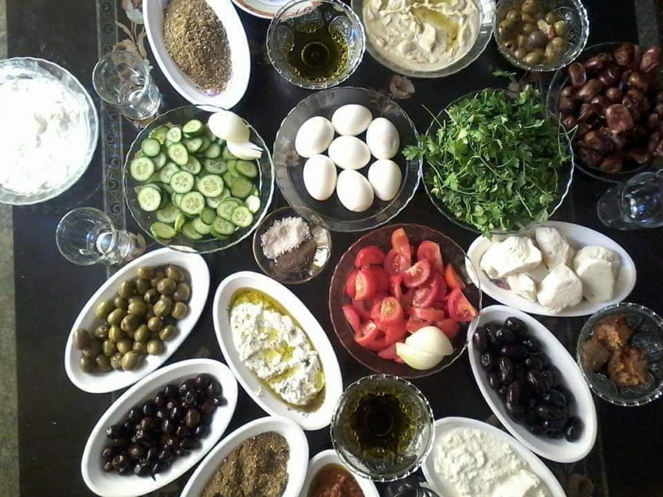 卡拉克Beit alkaram的桌子上放着各种食物的碗