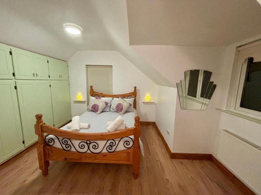 斯莱戈Seafront House的一间卧室,卧室内配有一张木床