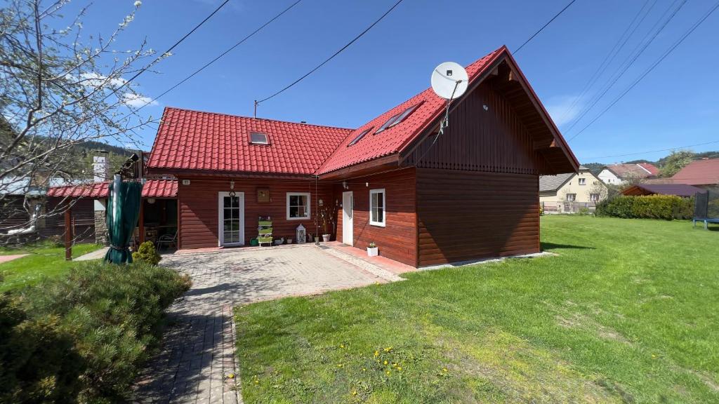Stará BystricaChalupa Barborka的一间红色屋顶的小房子