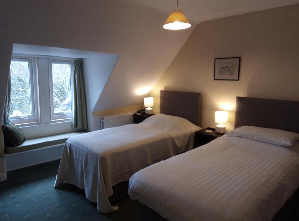 霍伊克Whitchester Christian Centre的酒店客房设有两张床和窗户。