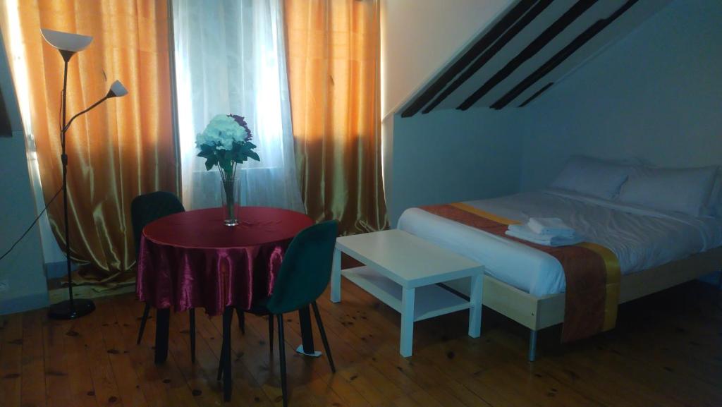 巴黎Dames de Montmartre的一间小卧室,配有一张床和一张桌子及椅子