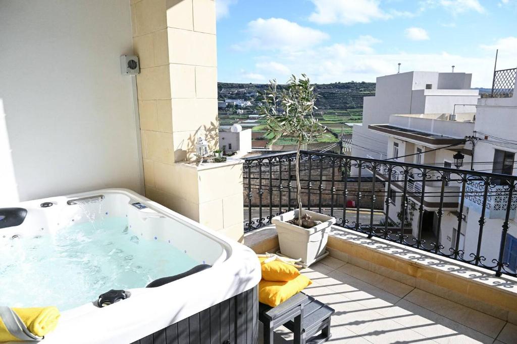 梅利哈Ta'lonza Luxury Near Goldenbay With Hot Tub App1的大楼阳台上的热水浴池