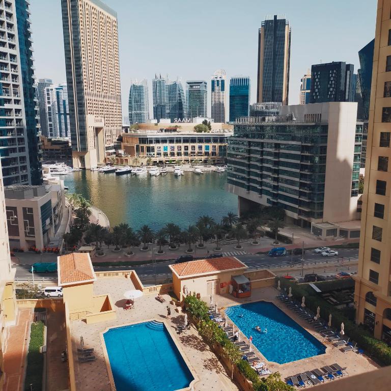 迪拜Sea la Vie的城市中河流景观,建筑