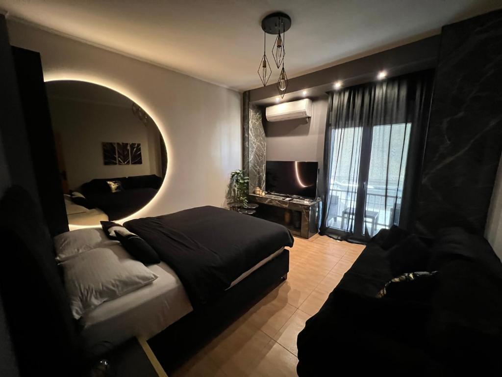 亚历山德鲁波利斯Supreme City Heart Apartment的一间卧室配有一张床和一面大镜子