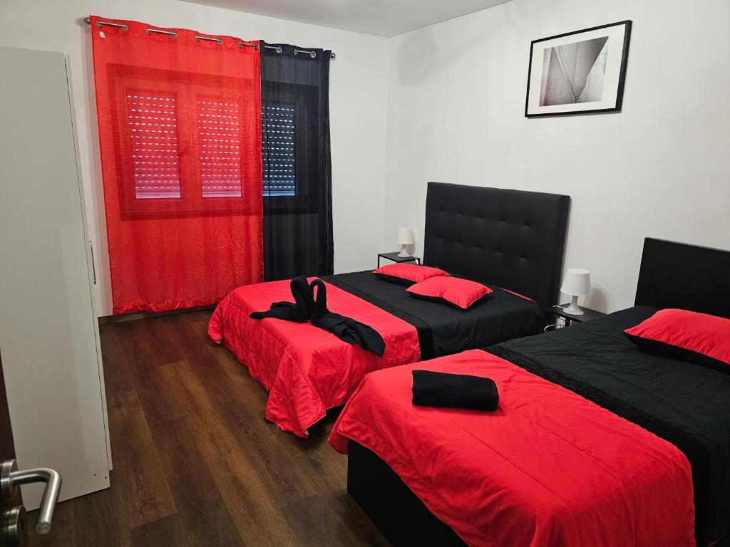里奥廷托雷斯公寓的红色和黑色的客房内的两张床