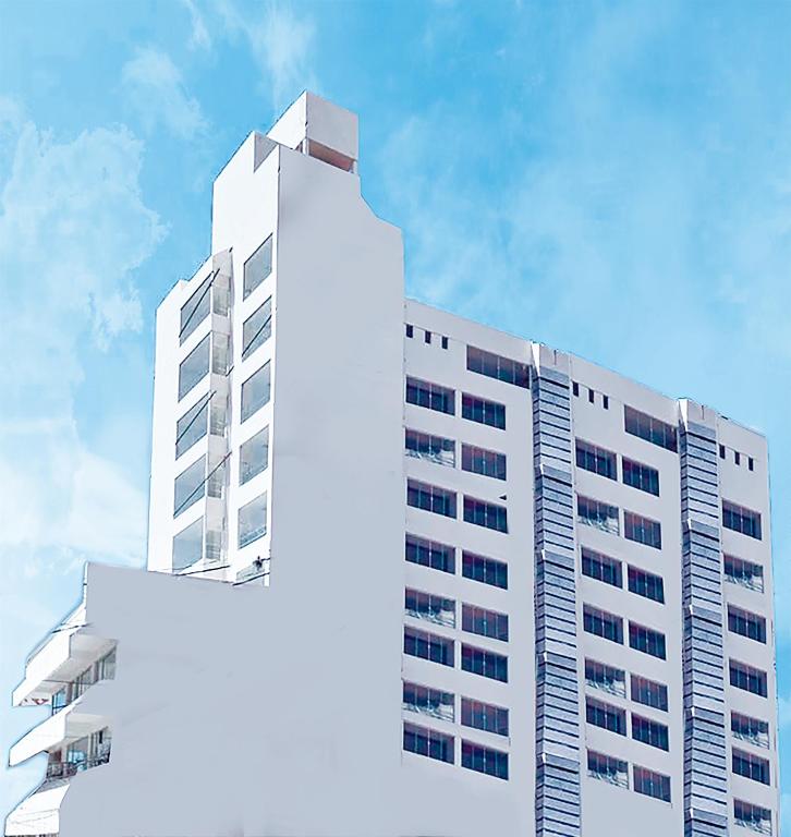 圣克鲁斯PRINCIPITO SANTA CRUZ的蓝色天空前方高大的白色建筑