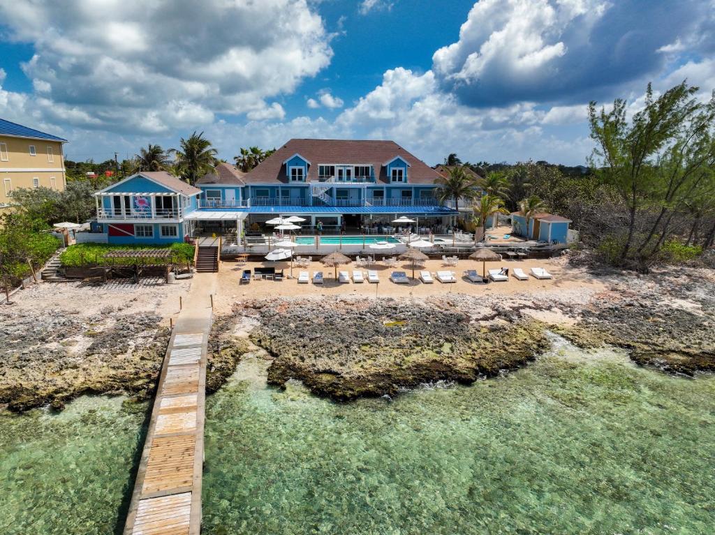 西湾Cobalt Coast Resort的海滩上房屋的空中景致