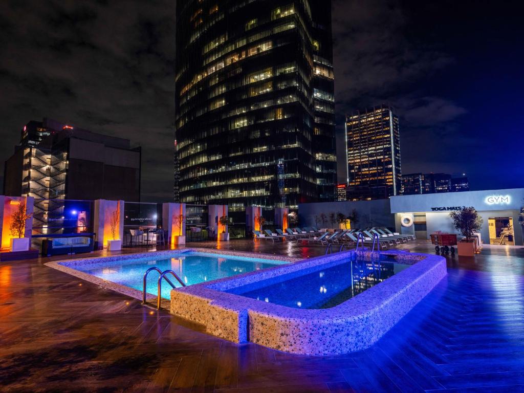 墨西哥城格拉瑞亚瑞福玛广场酒店的城市中心的一个游泳池