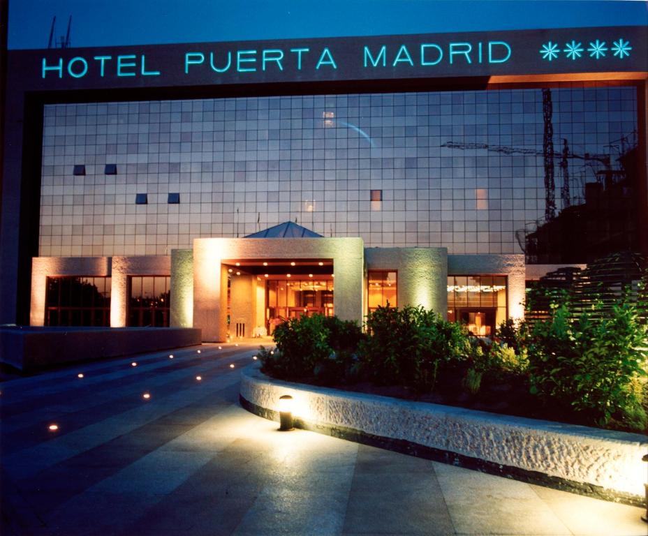 马德里西尔肯马德里之门酒店的一家在前面标有标志的疯子酒店