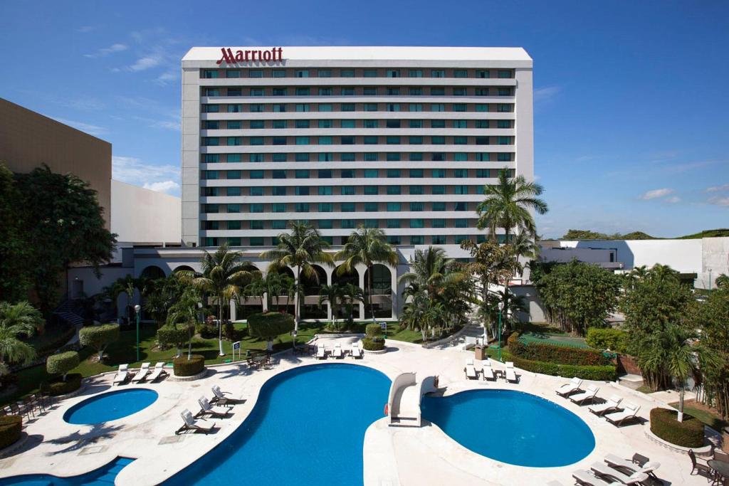 比亚埃尔莫萨比亚埃尔莫萨万豪酒店 的享有酒店空中美景,设有游泳池