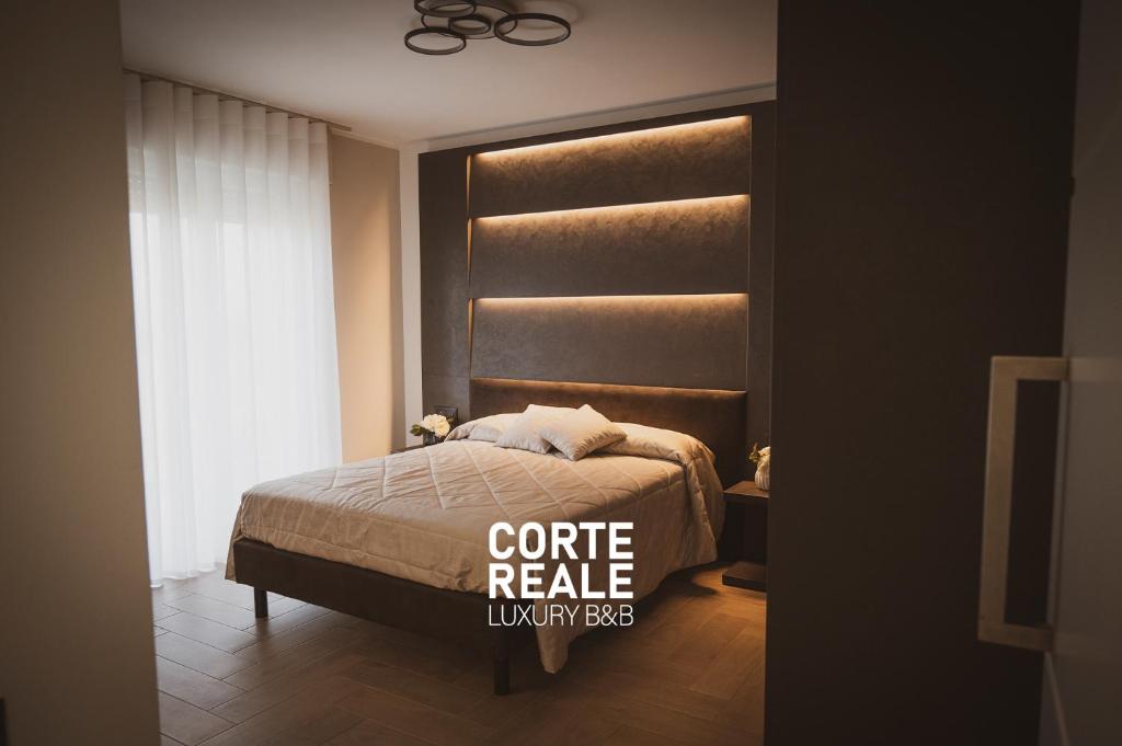 圣萨尔沃CORTE REALE Luxury B&B的一间卧室设有一张床和一个窗口