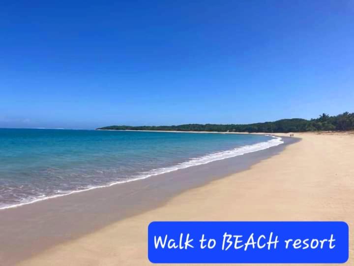 SigatokaSeatiki Resort Fiji On Coast的海滩上,有言语步行至海滩度假村