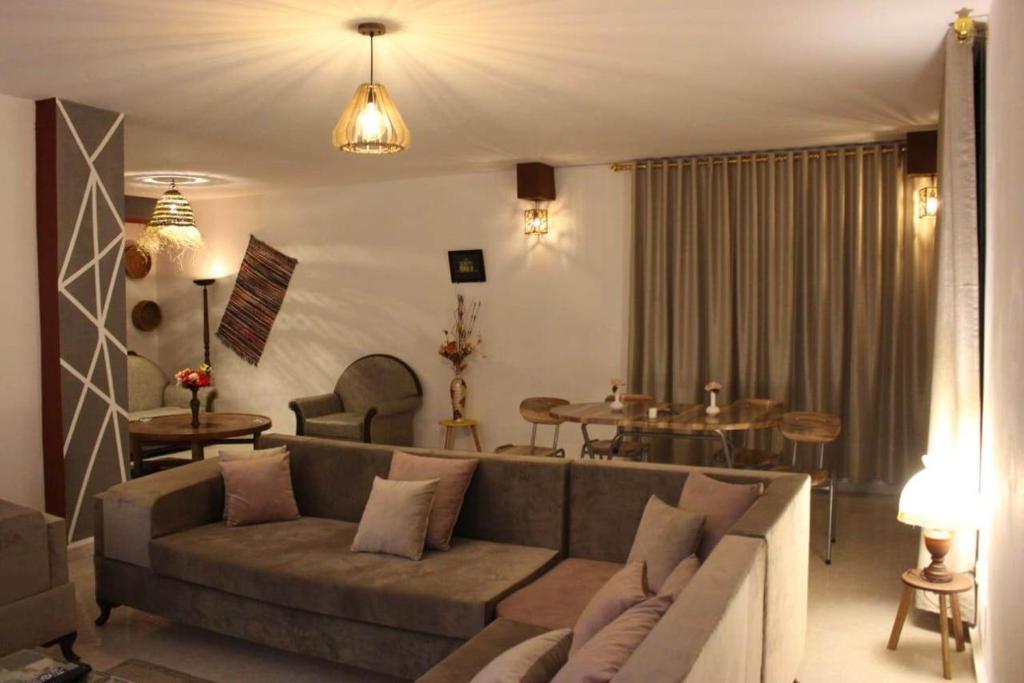苏塞Dar Sarra的客厅配有沙发和桌子