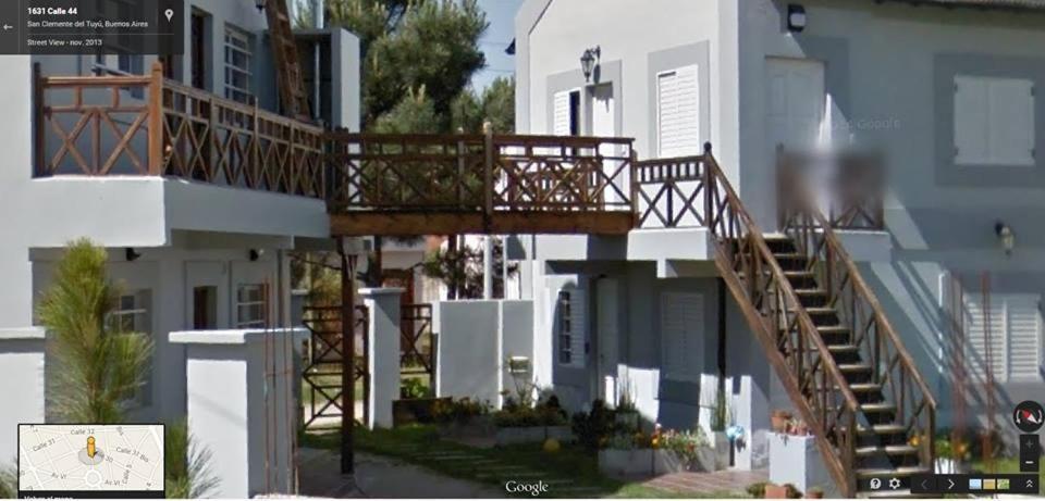 圣克莱门特雷图尤拉波萨达德达米安公寓式酒店的中间有楼梯的建筑
