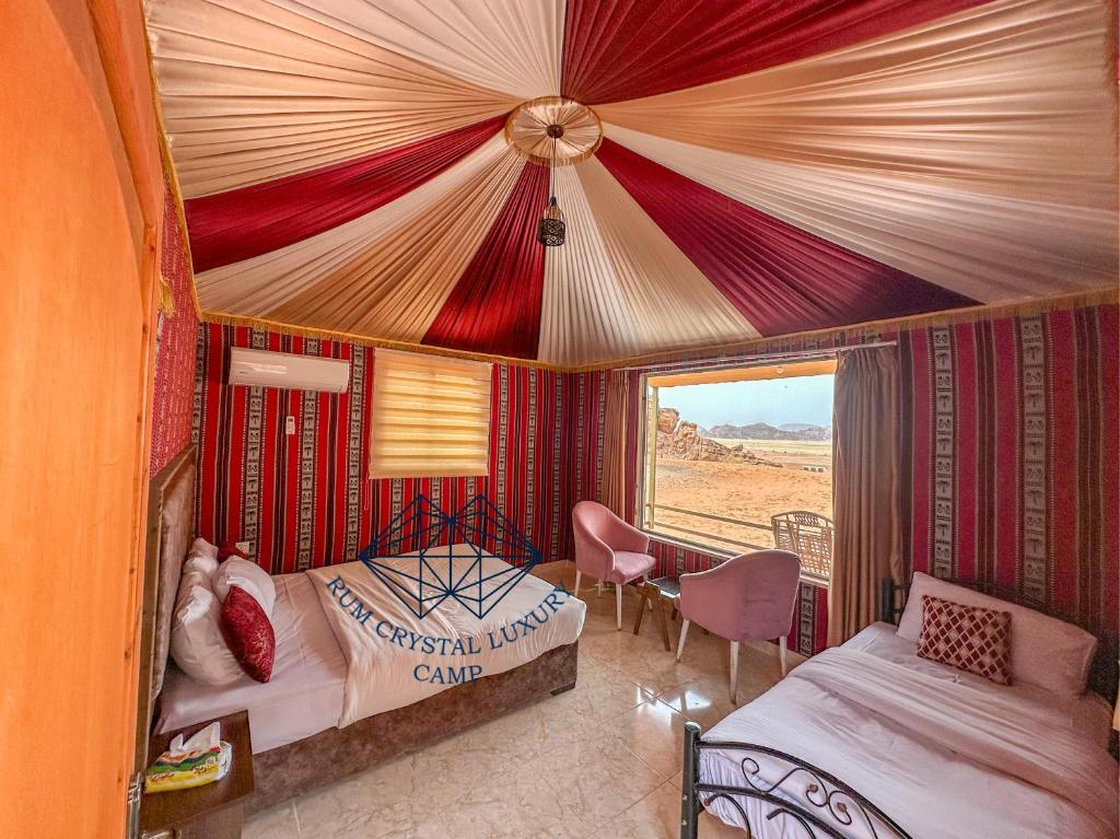 瓦迪拉姆Rum Crystal Luxury Camp的一间设有两张床的卧室,享有沙漠美景