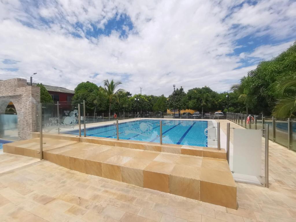 里考尔特Casa de Descanso的天空背景的度假村内的游泳池
