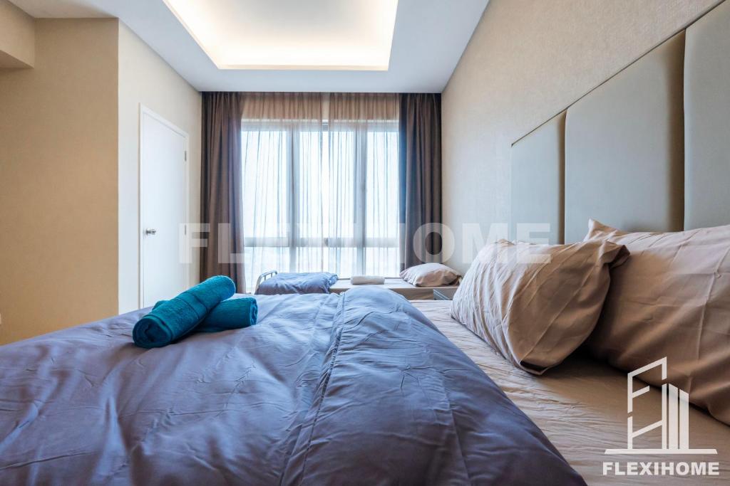 吉隆坡Dorsett Residences, Sri Hartamas-KL, Hotel Theme Studio Homes by Flexihome-MY的一间卧室配有一张带蓝色枕头的大床