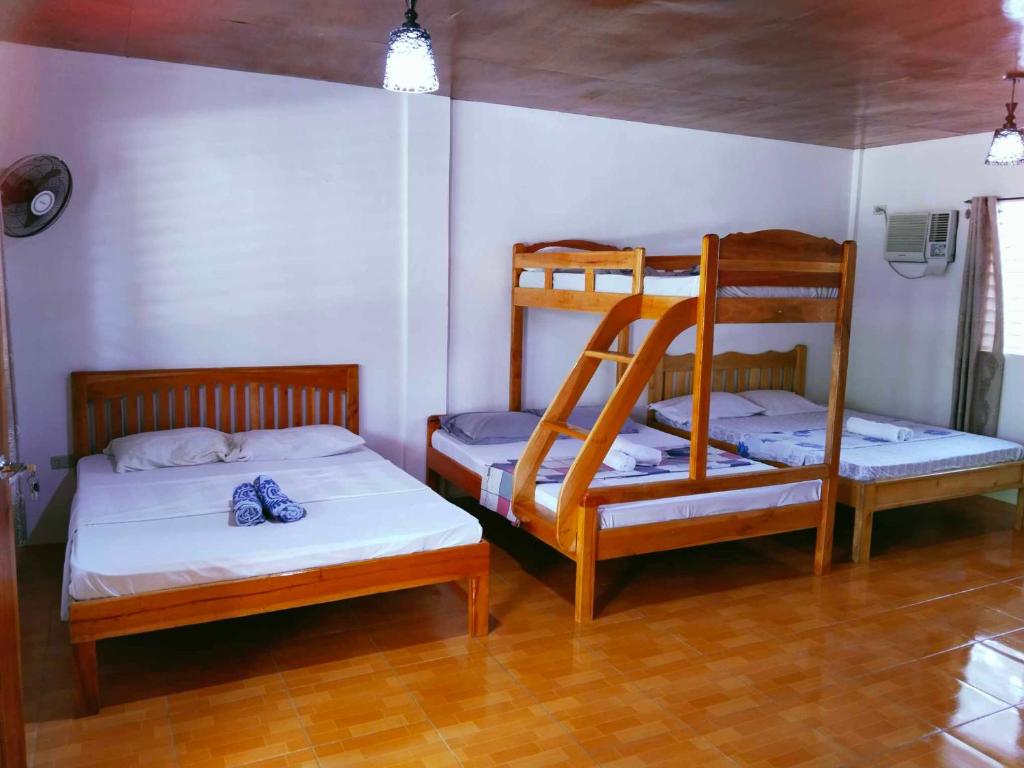 锡基霍尔Casa James Apartment, Rooms , Pool and Restaurant的客房设有两张双层床和一张床。