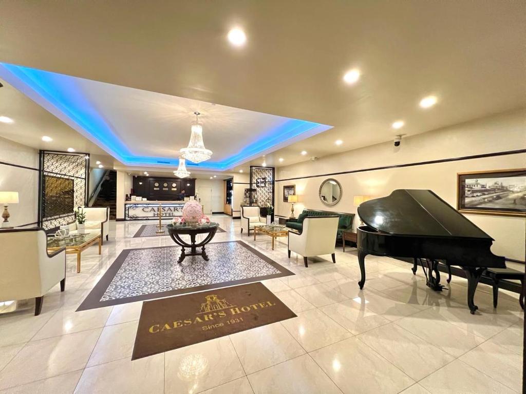 提华纳凯撒酒店的客厅设有钢琴和用餐区。