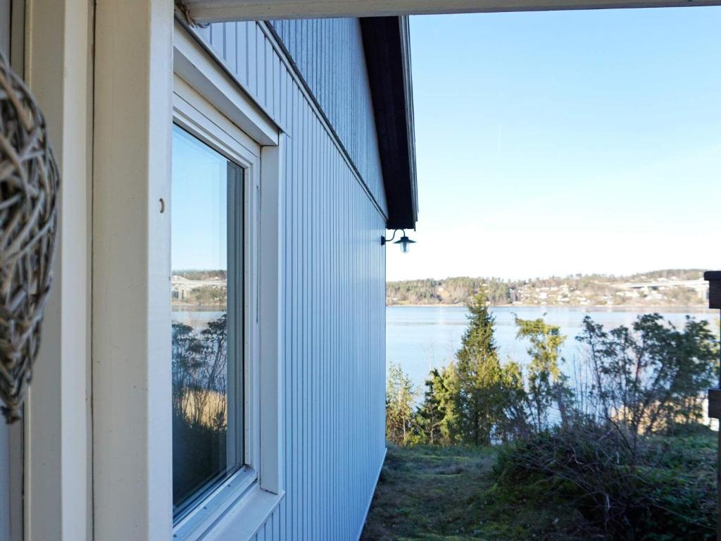 乌德瓦拉Holiday home Uddevalla X的水景房屋的窗户