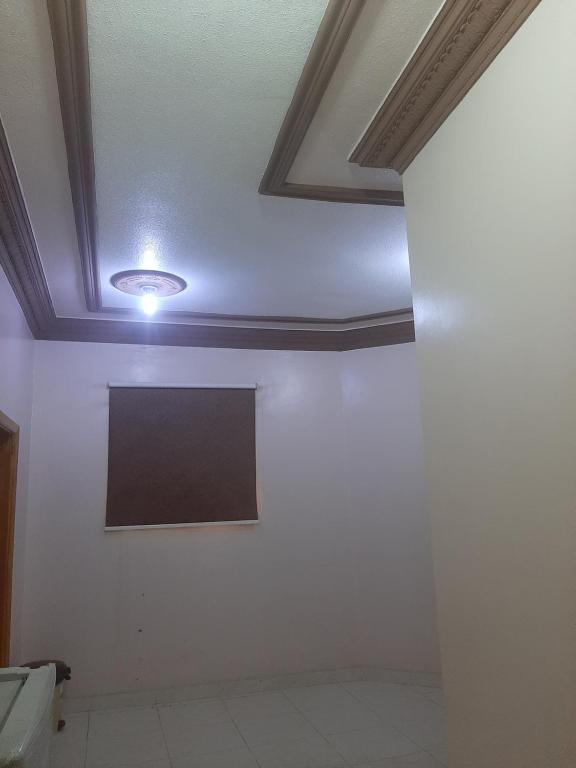 达瓦迪米حي الملك فهد的一间设有天花板和一台电视的房间