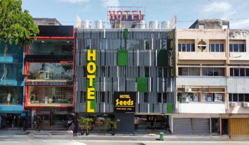 吉隆坡Seeds Hotel Cheras Maluri的建筑的侧面是“酒店”