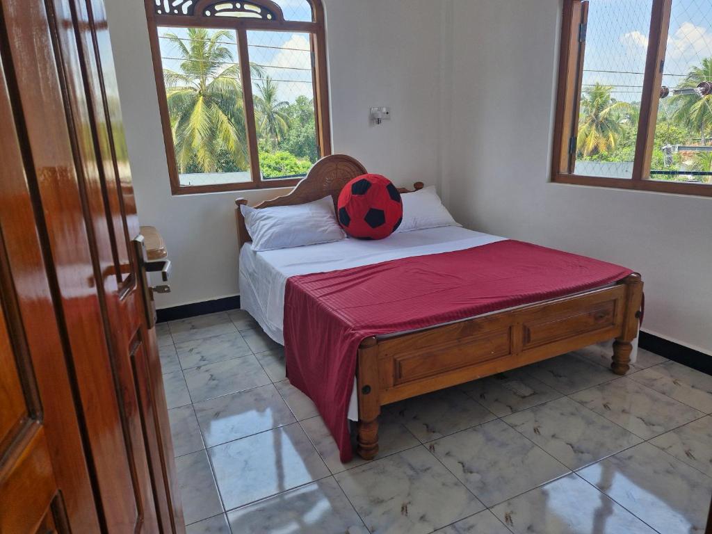 亭可马里TRINCO VISTARA GUEST House的一间卧室配有一张带足球球的床