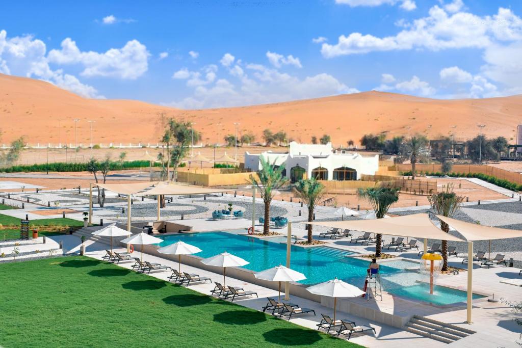里瓦Western Hotel Liwa的沙漠中度假村的空中景观