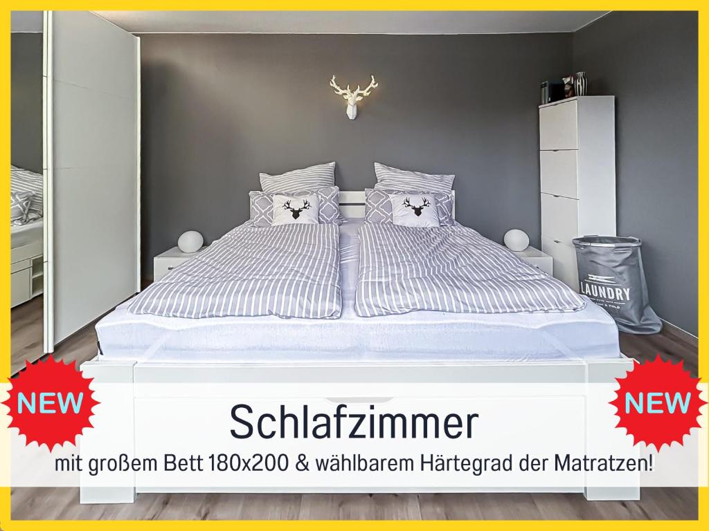 巴特萨克萨HaFe Ferienwohnung Bad Sachsa - waldnah, hundefreundlich, Smart Home Ausstattung的卧室配有带枕头的白色床