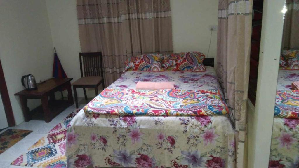 南迪awesome stay的一间卧室配有一张带鲜花被子的床