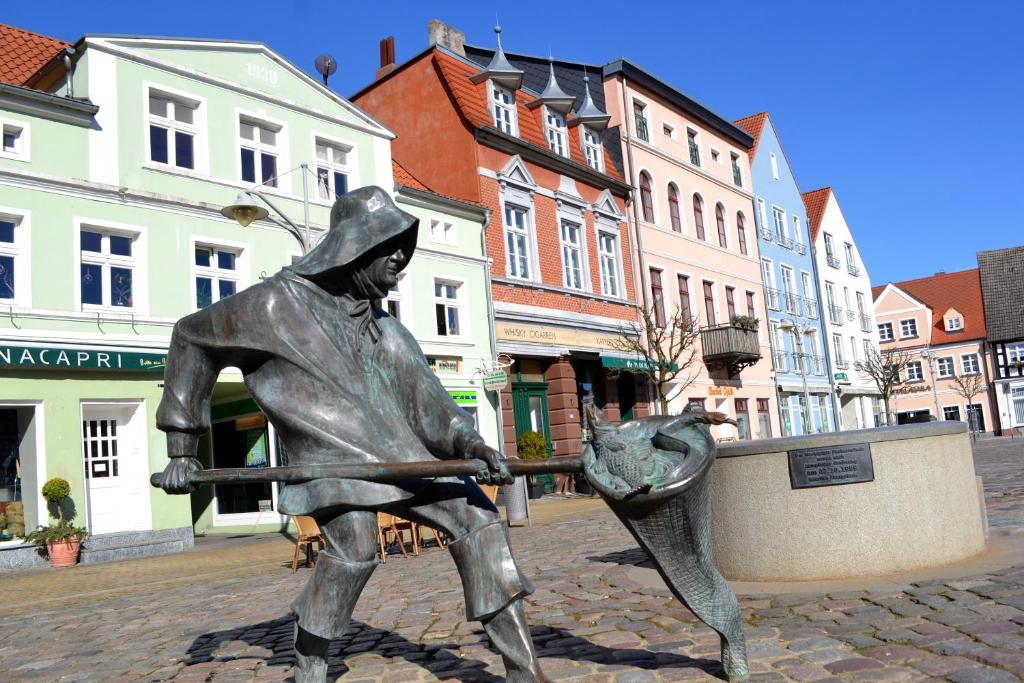 乌埃克尔明德Ferienwohnung ab zum Haff的街头抱着猫的女人的雕像