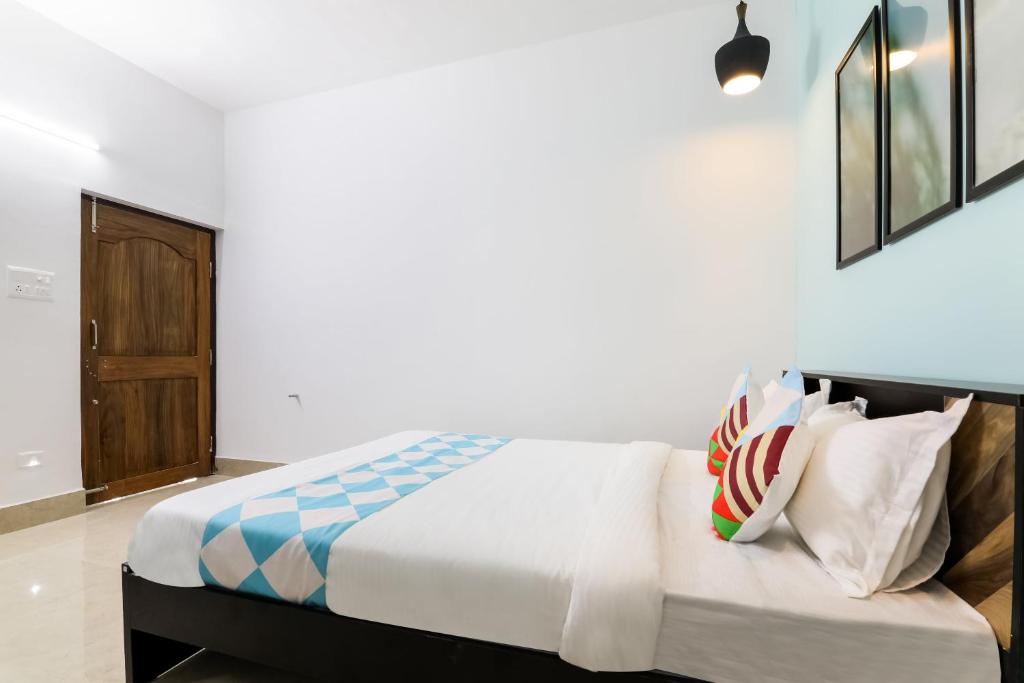KhandagiriOYO Flagship Sunshine 2的一间卧室配有带白色床单和枕头的床。