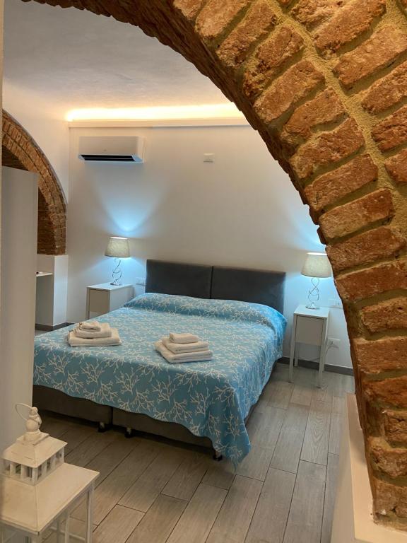 斯培西亚Vita lenta - rooms的一间卧室配有一张带蓝色床罩的床
