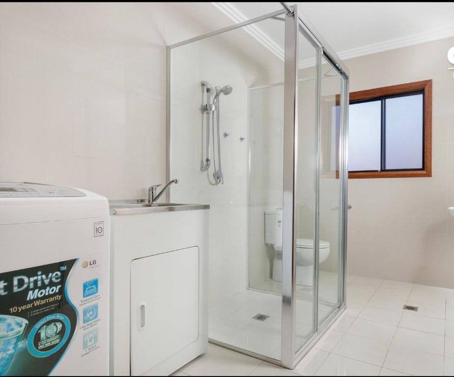 悉尼68 Frederick的带淋浴、水槽和卫生间的浴室
