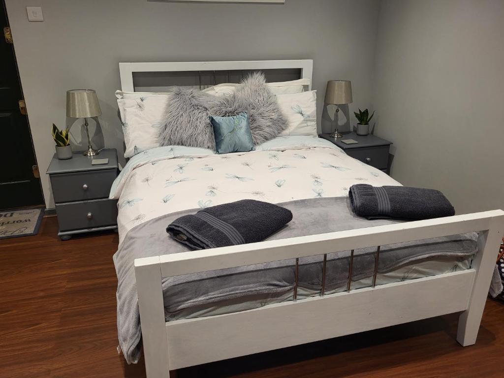 HordleDragonflies的卧室内的一张带枕头的白色床