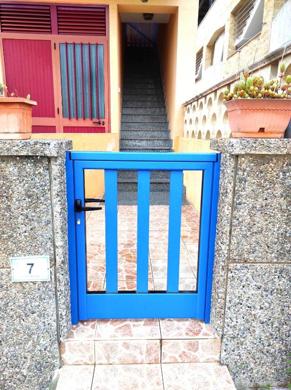 萨尔维Casa Pali-Comi的大楼前的蓝色门,有楼梯