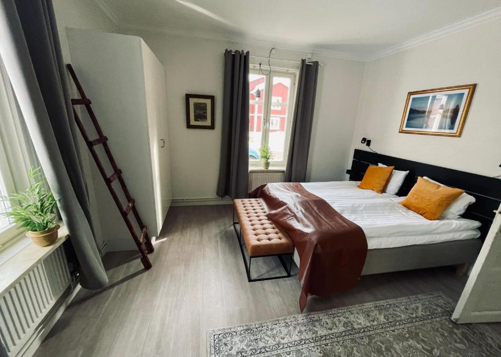 斯韦格Telegrafen Lägenhetshotell的卧室配有床、椅子和窗户。