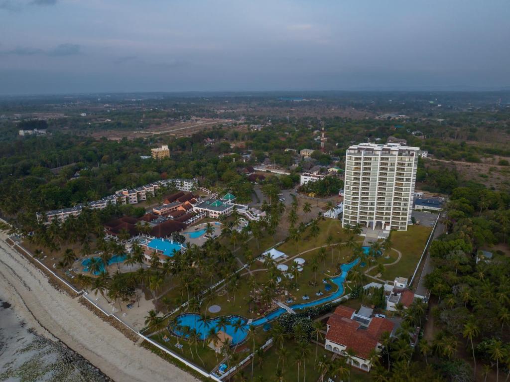 蒙巴萨Sun N Sand Beach Resort的享有度假村的空中景致,设有一座大型建筑