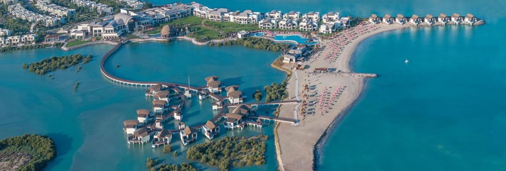 拉斯阿尔卡麦Anantara Mina Al Arab Ras Al Khaimah Resort的水中岛屿上度假村的空中景观
