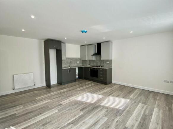 都柏林BELMAYNE APARTMENTS的一间空房间,设有厨房和硬木地板