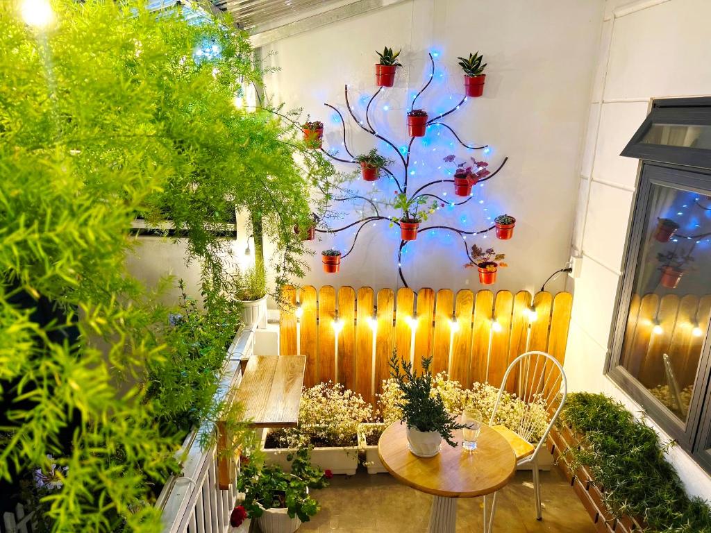大叻Nhà Nhi Đà Lạt的一个带桌子和一些植物的庭院