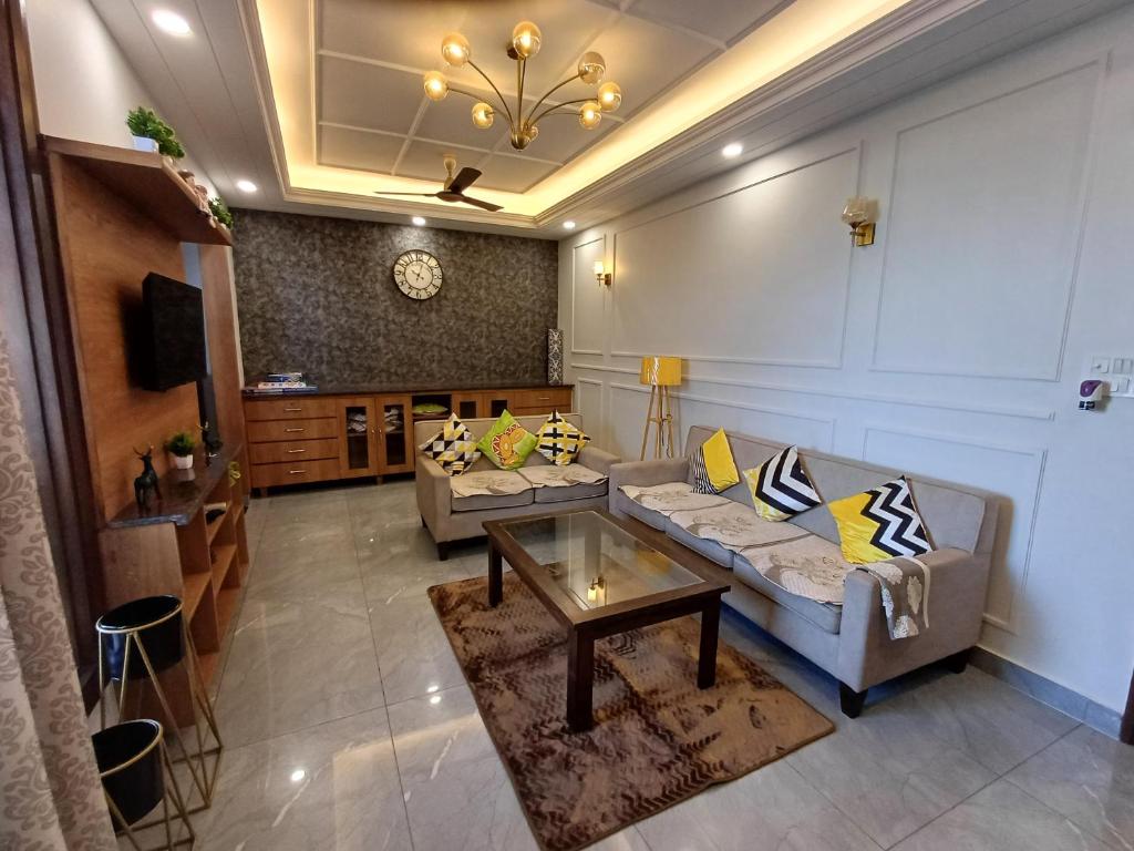瑞诗凯诗Ganges Stay-Beautiful One BHK Apartment的客厅配有两张沙发和一张咖啡桌