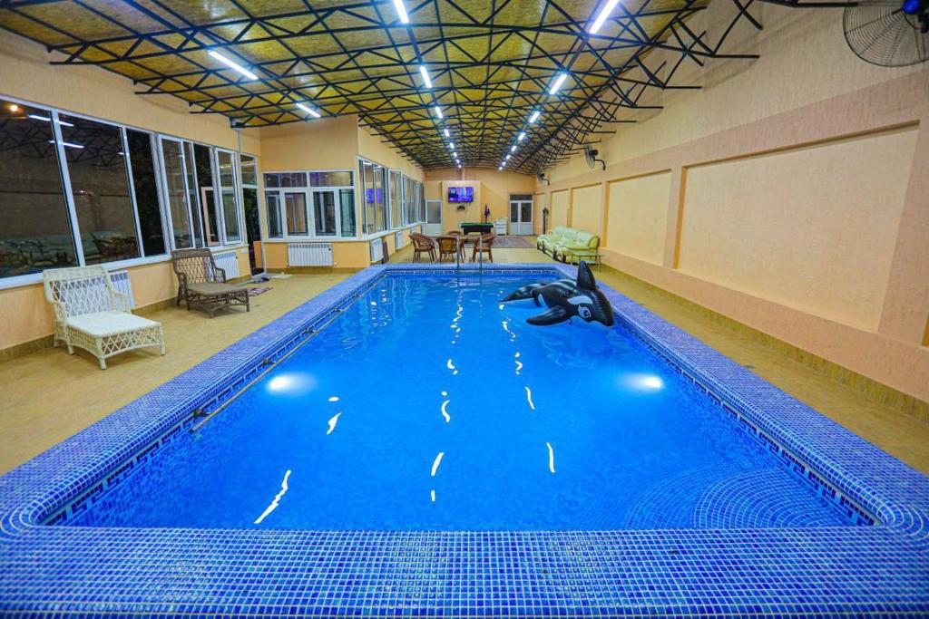 YalanghochСабзавот Давр Дача的大房间的一个大型游泳池